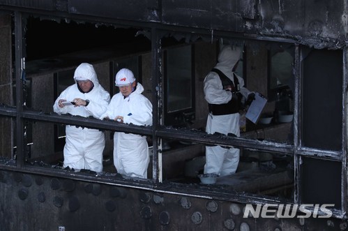 【제천=뉴시스】고승민 기자 = 제천 스포츠센터 화재 사고 엿새째인 26일 오후 사고현장에서 소방합동조사단이 현장을 조사하고 있다.장비의 운용과 상황 및 조사 총괄 등 5개 반으로 구성된 소방합동조사단은 이날부터 경찰 협조로 현장을 조사할 계획이다. 2017.12.26. kkssmm99@newsis.com