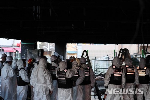 【제천=뉴시스】고승민 기자 = 제천 스포츠센터 화재 사고 엿새째인 26일 오후 사고현장에서 소방합동조사단이 현장을 조사하고 있다.장비의 운용과 상황 및 조사 총괄 등 5개 반으로 구성된 소방합동조사단은 이날부터 경찰 협조로 현장을 조사할 계획이다. 2017.12.26. kkssmm99@newsis.com