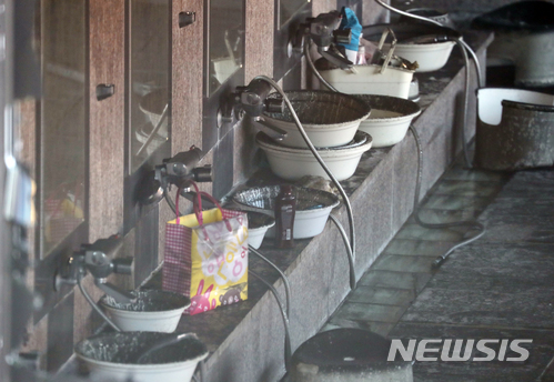 【제천=뉴시스】고승민 기자 = 제천 스포츠센터 화재 사고 엿새째인 26일 오후 사고현장 2층 여자목욕탕에 목욕용품과 세숫대야 등 물품들이 놓여 있다. 2017.12.26. kkssmm99@newsis.com