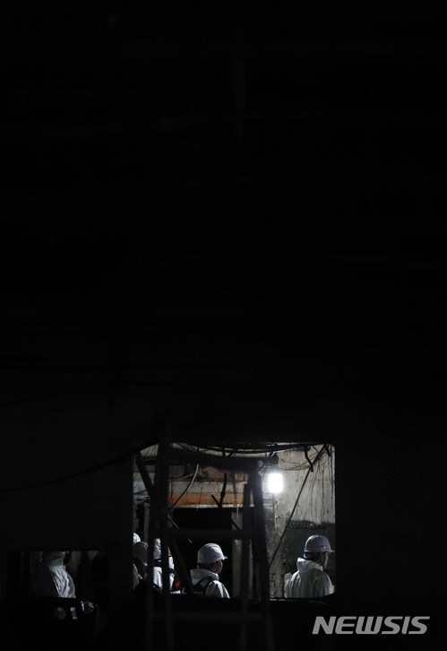 【제천=뉴시스】고승민 기자 = 제천 스포츠센터 화재 사고 엿새째인 26일 오후 사고현장에서 국과수 관계자 및 소방합동조사단이 현장을 조사하고 있다. 2017.12.26. kkssmm99@newsis.com