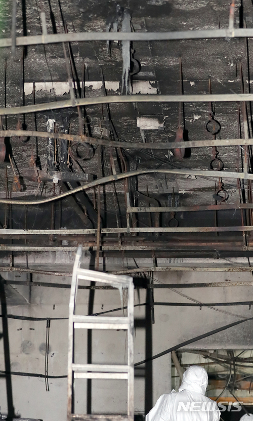 【제천=뉴시스】고승민 기자 = 제천 스포츠센터 화재 사고 엿새째인 26일 오후 사고현장에서 국과수 관계자 및 소방합동조사단이 현장을 조사하고 있다. 발화지점으로 추정되는 1층 주차장 천장 곳곳에 고드름이 자라 있다. 2017.12.26. kkssmm99@newsis.com