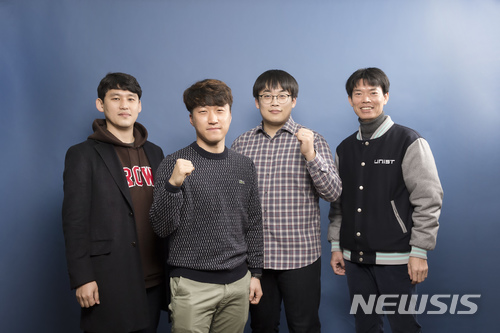 【울산=뉴시스】구미현 기자 = UNIST는 에너지 및 화학공학부의 송현곤·박수진 교수팀이반으로 접거나 구겨도, 또는 망치로 두드려도 성능이 유지되는 리튬이온배터리를 제작했다고 27일 밝혔다. 사진은 송현곤·박수진 교수팀 모습. 2017.12.27. (사진=UNIST제공)photo@newsis.com