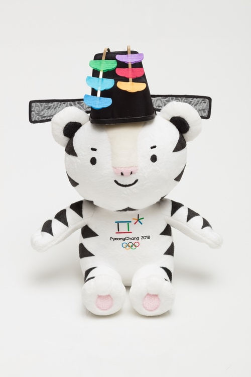 '미친 귀여움' 수호랑 인기 폭발…"인형 껴안고 잘래요"