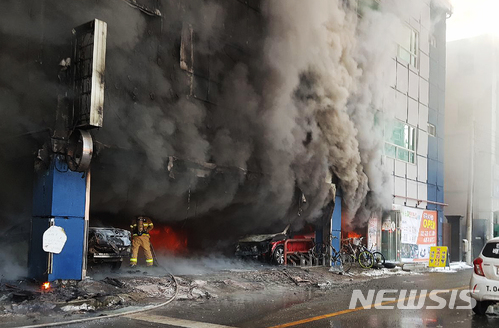【제천=뉴시스】충북 제천시 하소동 스포츠센터 1층 주차장 천장에서 검은 연기가 치솟아 지상 9층 건물을 집어삼키고 있다. 