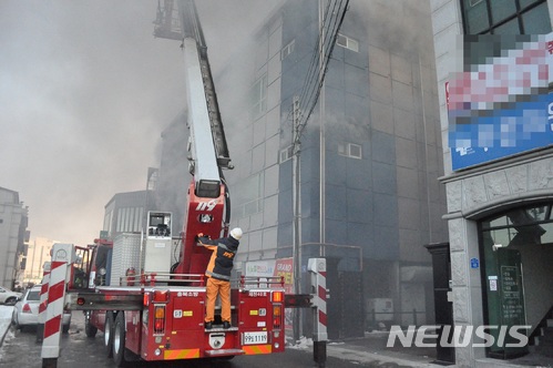 【제천=뉴시스】강신욱 기자 = 지난 21일 오후 3시53분께 충북 제천시 하소동 스포츠센터에서 화재가 발생해 소방대원들이 사다리차를 전개한 뒤 진화에 나서고 있다. 2017.12.27. (사진=제천소방서 제공) photo@newsis.com