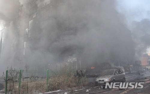 【제천=뉴시스】강신욱 기자 = 지난 21일 오후 3시53분께 화재가 발생한 충북 제천시 하소동 스포츠센터 앞에 차량이 불법 주차해 있다. 2017.12.27. (사진=제천소방서 제공) photo@newsis.com