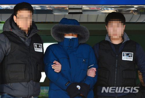 【청주=뉴시스】인진연 기자 = 29명의 희생자를 낸 충북 제천 스포츠센터 화재 참사 사건 피의자인 건물관리인 김모(51)씨가 영장실질심사를 받기 위해 27일 오후 제천경찰서에서 청주지법 제천지원으로 이동하고 있다. 2017.12.27 inphoto@newsis.com