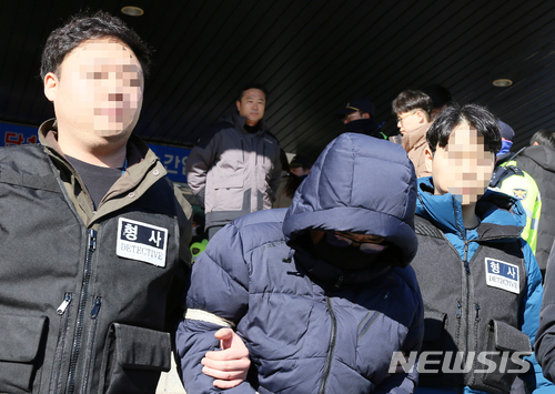 【청주=뉴시스】인진연 기자 = 29명의 희생자를 낸 충북 제천 스포츠센터 화재 참사 사건 피의자인 건물주 이모(53)씨가 영장실질심사를 받기 위해 27일 오후 제천경찰서에서 청주지법 제천지원으로 이동하고 있다. 2017.12.27 inphoto@newsis.com