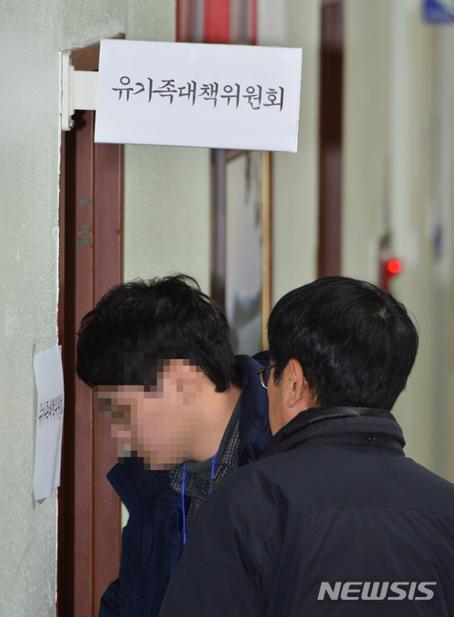 【청주=뉴시스】인진연 기자 = 29명의 희생자를 낸 충북 제천 스포츠센터 화재 참사 유가족대책위원회가 27일 제천체육관에 마련된 대책위 사무실에서 비공개로 회의를 진행한 가운데 한 유가족이 회의실로 들어서고 있다. 2017.12.27 inphoto@newsis.com