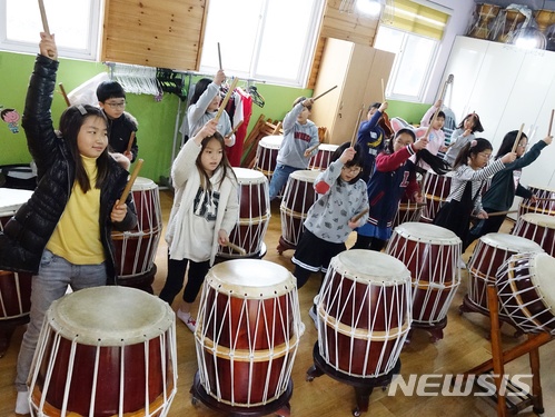 【제주=뉴시스】조수진 기자 = 18일 오후 제주 애월초 더럭분교 음악실에서 학생들이 승무를 추며 북을 연주하고 있다. 2017.12.18. susie@newsis.com