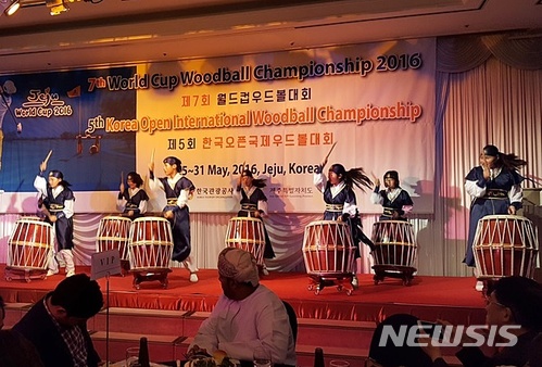 【제주=뉴시스】제주 애월초 더럭분교 승무북 동아리 ‘더럭 행복 두드림 나르샤’가 지난 2016년 5월 제주특별자치도와 한국관광공사가 주최하는 월드컵우드볼대회에서 초청 공연을 펼치고 있다. (사진=애월초등학교 더럭분교 제공)