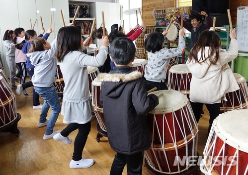 【제주=뉴시스】조수진 기자 = 18일 오후 제주 애월초 더럭분교 승무북 동아리 ‘더럭 행복 두드림 나르샤’가 이완국 지도교사와 함께 연주 합을 맞추고 있다. 2017.12.18. susie@newsis.com