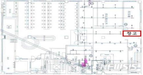 【서울=뉴시스】27일 소방청이 공개한 제천 화재 건물 2층 실제 창고 위치 도면. 소방청은 "건축허가 동의 당시부터 창고가 있었으나 비상구로 나가는 통로 부분 전체가 창고는 아니다"라고 해명했다. 2017.12.27. (사진 = 소방청 제공) photo@newsis.com