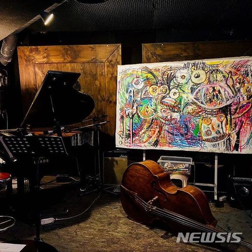 【서울=뉴시스】고주안 작가는 최근 서울대입구역에 위치한 ‘재즈 앨리(JAZZ ALLEY)’라는 곳에서 ‘드로잉 그루브(Drawing Groove)’ 그룹으로 즉흥 라이브 페인팅& 연주 퍼포먼스를 펼쳤다.