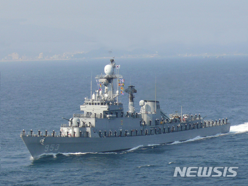 【서울=뉴시스】 해군은 27일 오후 2시 경남 진해군항 서해대에서 국산 전투함 '충남함·여수함·진해함 전역식'을 거행한다고 밝혔다. 사진은 울산급 호위함(FF) 3번함인 충남함의 기동모습. 2017.12.27. (사진=해군 제공) photo@newsis.com