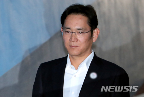 【서울=뉴시스】김선웅 기자 = 이재용 삼성전자 부회장이 27일 서울 서초구 서울고등법원에서 열린 '최순실 뇌물 공여' 항소심 결심 공판에 출석하고 있다. 2017.12.27.&nbsp; mangusta@newsis.com