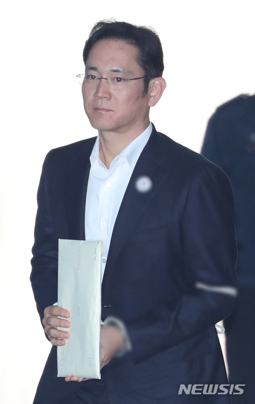 【서울=뉴시스】김선웅 기자 = 이재용 삼성전자 부회장이 27일 서울 서초구 서울고등법원에서 열린 '최순실 뇌물 공여' 항소심 결심 공판에 출석하고 있다. 2017.12.27. mangusta@newsis.com