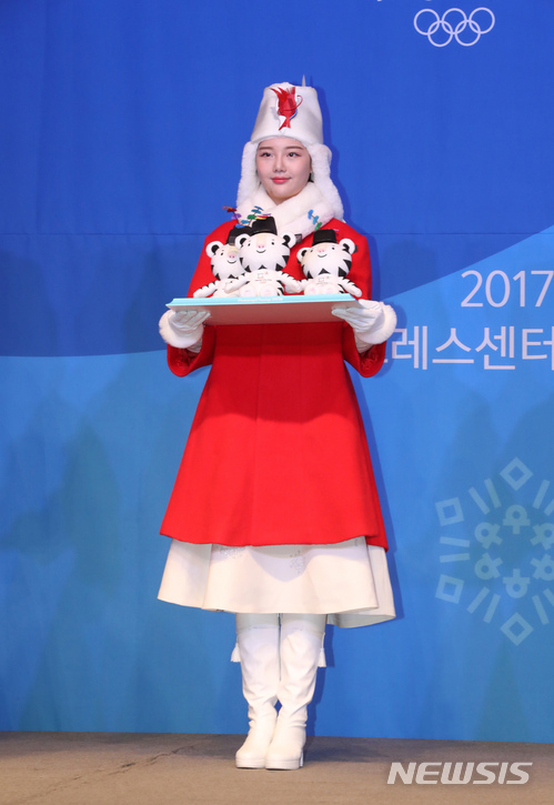 【서울=뉴시스】박진희 기자 = 27일 오전 서울 중구 프레스센터 국제회의장에서 '2018 평창동계올림픽 시상식 시상복, 시상용품 제작 발표회'가 열리고 있다. 2017.12.27.pak7130@newsis.com