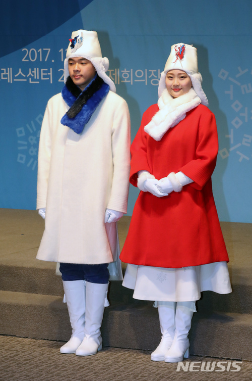 【서울=뉴시스】박진희 기자 = 27일 오전 서울 중구 프레스센터 국제회의장에서 '2018 평창동계올림픽 시상식 시상복, 시상용품 제작 발표회'가 열리고 있다. 2017.12.27.pak7130@newsis.com