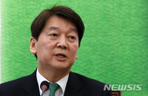 【서울=뉴시스】홍효식 기자 = 국민의당 안철수 대표가 27일 오전 서울 여의도 국회에서 열린 기자간담회에 참석해 적극적인 전당원투표 참여를 호소하고 있다. 안 대표는 "저를 재신임 해주신다면 새해 초부터 통합절차를 추진할 것"이라며, "당 밖의 불순한 통합 반대 음모가 있다면 단호하게 맞서 싸울 것"이라고 밝혔다. 2017.12.27. yesphoto@newsis.com