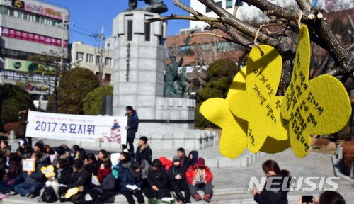 【부산=뉴시스】 하경민 기자 = 정부가 위안부 합의 TF 결과를 발표할 예정인 27일 부산 동구 일본총영사관 인근 정발 장군 동상 앞에서 일본군 위안부 문제 해결을 위한 부산여성행동 회원들이 24차 수요시위를 하고 있다. 2017.12.27. yulnetphoto@newsis.com