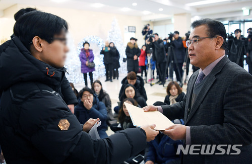 【서울=뉴시스】권현구 기자 = 27일 오후 서울 양천구 이대목동병원에서 신생아 사망 유가족대표 조 모씨(왼쪽)가 유가족 입장문 발표를 마치고 병원 관계자에게 공개질의서를 전달하고 있다. 2017.12.27.&nbsp; photo@newsis.com