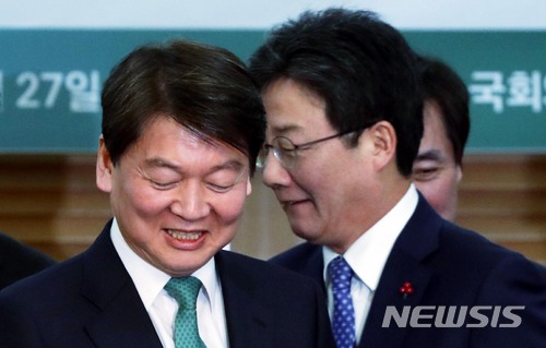 【서울=뉴시스】홍효식 기자 = 국민의당 안철수(왼쪽) 대표와 바른정당 유승민 대표가 27일 오후 서울 여의도 국회 의원회관에서 열린 '통합과 개혁의 정치 어떻게 열어갈 것인가' 안철수 대표 초청 간담회에 참석해 자리로 향하고 있다. 2017.12.27. yesphoto@newsis.com