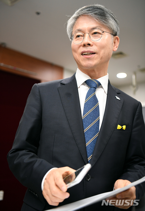 [광주=뉴시스} 민형배 광주 광산구청장이 27일 광주시의회 브리핑룸에서 기자 간담회를 열어 광주시가 자치구와 인사 교류 중단 가능성을 공언한 데 대해 입장을 밝히고 있다. (사진=뉴시스 DB) 2017.12.27. photo@newsis.com