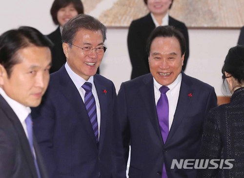 【서울=뉴시스】전신 기자 = 사진 오른쪽이 문재인 대통령 직속 국민경제자문회의 부의장을 지낸 김광두 서강대 석좌교수. 사진은 지난 2017년 당시 문재인 대통령과 함께한 모습. 2017.12.27. photo1006@newsis.com