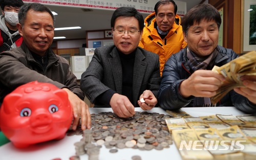 【전주=뉴시스】한훈 기자 = 사진은 지난 2017년 전북 전주시 노송동주민센터에 얼굴 없는 천사가 기부한 돈을 확인하는 장면이다.(사진=전주시 제공).