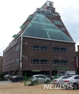 【제천=뉴시스】김재광 기자 = 29명이 화재로 숨진 충북 제천시 하소동 71-7번지 '노블 휘트니스 앤 스파(옛 두손스포리움)' 건물.2017.12.28.photo@newsis.com