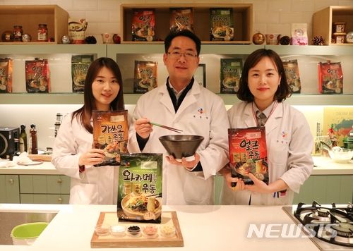 【서울=뉴시스】CJ제일제당 식품연구소 연구원들. 사진 왼쪽부터 유현정 선임연구원, 최종택 책임연구원, 한영주 수석연구원. 2017.12.28(사진=CJ제일제당 제공) photo@newsis.com