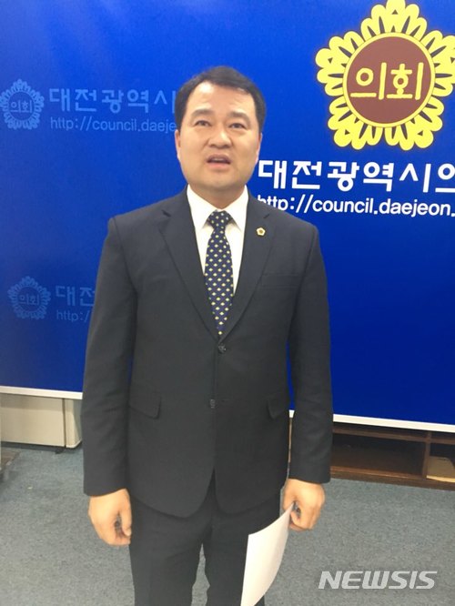 【대전=뉴시스】조명휘 기자 = 송대윤(더불어민주당·유성구1) 대전시의원이 28일 오후 대전시의회 기자실에서 기자회견을 열고 내년 지방선거에서 유성구청장에 출마하겠다고 밝히고 있다. 2017.12.28. photo@newsis.com