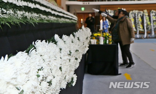 【제천=뉴시스】강신욱 기자 = 28일 오후 충북 제천체육관에 마련된 제천시 하소동 스포츠센터 화재 참사 희생자 합동분향소에는 추모객들이 헌화한 국화가 가득 쌓여 있다. 2017.12.28. ksw64@newsis.com