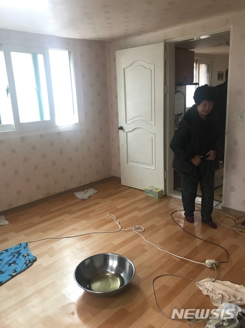 【안양=뉴시스】 장태영 기자 = 경기 안양시의 재개발지역이 덕현지구에 있는 30여 세대 주민이 1주일이 넘도록 동파 피해를 보고 있다. 2017.12.29. jty1414@newsis.com