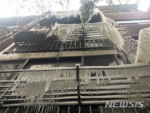 【안양=뉴시스】 장태영 기자 = 경기 안양시의 재개발지역이 덕현지구에 있는 30여 세대 주민이 1주일이 넘도록 동파 피해를 보고 있다. 2017.12.29. jty1414@newsis.com