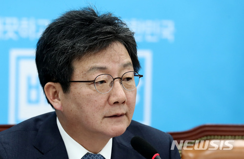 【서울=뉴시스】이영환 기자 = 바른정당 유승민 대표가 28일 오전 서울 여의도 국회 바른정당 회의실에서 열린 최고위원·국회의원 연석회의에 참석해 발언하고 있다.유승민 대표는 "지난 대선 당시 문재인 후보와 다른 후보들도 표현의 차이는 있지만 위안부 합의가 무효라고 이야기 하고 재협상을 약속했는데, 외교부 TF의 발표를 보면 박근혜 정부의 이면합의만 지적하고 문재인 정부의 방침에 대해서는 일언반구가 없다"고 밝혔다. 2017.12.28. 20hwan@newsis.com