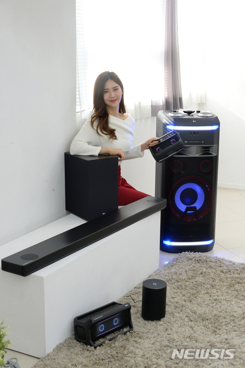 【서울=뉴시스】 LG전자가 CES 2018에서 사운드바, 포터블 스피커, AI 스피커 등 2018년형 오디오 제품군을 공개한다고 28일 밝혔다. 신제품 주요 모델에는 영국 하이엔드 오디오 브랜드인 메리디안과 공동개발한 고음질 음향기술을 적용했다. 2017.12.28. (사진=LG전자 제공) photo@newsis.com