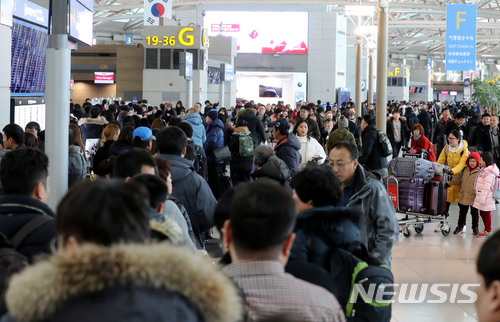 【인천공항=뉴시스】홍찬선 기자 = 인천공항이 동계성수기에 들어간 28일 오전 연말을 해외에서 보내려는 여객들이 출국 수속을 위해 긴 줄을 서고 있다.&nbsp; 이날 출국자수는 8만3632명, 입국 7만7948명으로 총 16만1580명이 인천공항을 이용할 것으로 보인다.&nbsp; 인천공항공사는 앞서 지난 22일부터 내년 1월28일까지를 동계성수기로 정하고, 이기간 약 735만명이 인천공항을 이용할 것으로 예측했다. 2017.12.28. mania@newsis.com