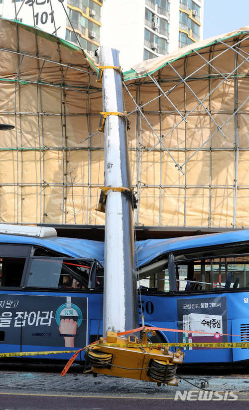 【서울=뉴시스】임태훈 기자 = 28일 오전 서울 강서구 강서구청 입구 교차로 인근의 한 공사장에서 크레인이 넘어져 정류장에 정차 중인 버스를 덮치는 사고가 발생해 현장이 통제되고 있다. 강서소방서에 따르면 이날 오전 9시50분께 공사장 크레인이 도로 방면으로 넘어져 지나가던 시내버스를 덮쳤으며, 이 사고로 버스에 타고 있던 승객 15명 중 1명이 사망, 1명 중상, 2명 경상을 입고 인근 병원으로 옮겨졌다. 2017.12.28. taehoonlim@newsis.com
