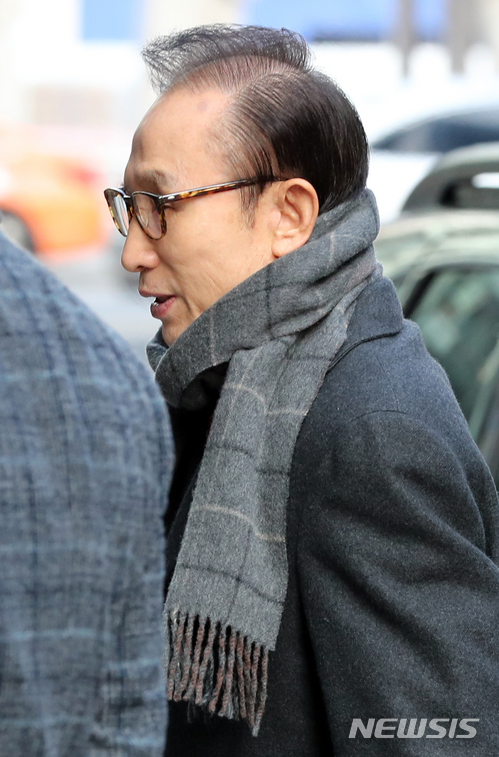 【서울=뉴시스】임태훈 기자 = ‘이명박 전 대통령이 다스의 실소유주’라고 고백한 다스 전 경리팀장이 검찰에 출석한 28일 오전 이명박 전 대통령이 서울 강남구 사무실로 출근하고 있다. 2017.12.28. taehoonlim@newsis.com