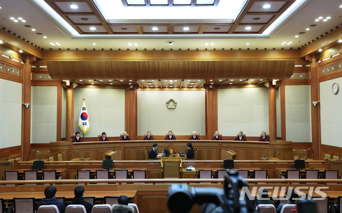【서울=뉴시스】고승민 기자 = 이진성 헌법재판소장을 비롯한 헌법재판관이 28일 오후 서울 헌법재판소 대심판정에서 사법시험 폐지 관련 헌법소원 등 12월 심판사건 선고를 하고 있다. 2017.12.28. kkssmm99@newsis.com