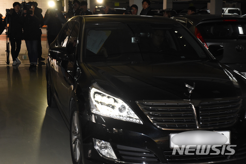 【울산=뉴시스】배병수 기자 = '고래고기 환부' 사건과 관련해 당시 고래유통업자들의 변호사인 A씨가 피의자 신분으로 소환조사를 받기 위해 28일 울산지방경찰청으로 들어 서다가 취재진을 보고 황급히 승용차를 타고 자리를 피하고 있다. 변호사 A씨는 허위 유통증명서를 만들어 합법으로 꾸민 다음 고래고기를 환부 받을 수 있도록 조작해 검찰의 수사를 방해한 혐의를 받고 있다. 2017.12.28.&nbsp;&nbsp; bbs@newsis.com.