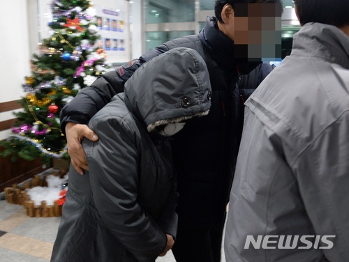 【전주=뉴시스】강인 기자 = 29일 전북 전주덕진경찰서에서 조사를 받고 있던 고준희(5)양의 새외할머니 김모(61)씨가 유치장에 입감되고 있다. 2017.12.29kir1231@newsis.com