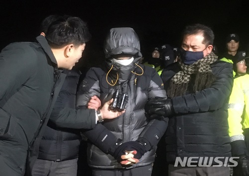 【군산=뉴시스】강인 기자 = 29일 전북 군산시 내초동의 한 야산에서 고준희양을 직접 유기했다고 자백한 부친 고모(36)씨의 모습이다. 2017.12.29 kir1231@newsis.com