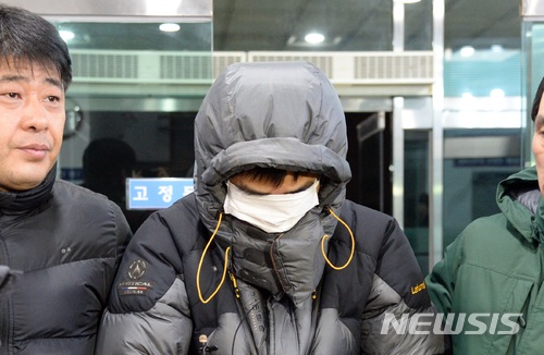 【전주=뉴시스】강인 기자 = 29일 전북 군산시 내초동 한 야산에서 고준희양의 시신이 발견된 뒤 친부 고모(36)씨가 전주덕진경찰서 유치장에 들어가기 전 고개를 숙인 모습이다. 2017.12.29kir1231@newsis.com
