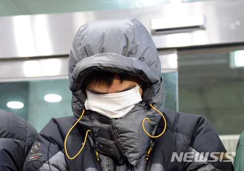 【전주=뉴시스】강인 기자 = 29일 전북 군산시 내초동 한 야산에서 고준희양의 시신이 발견된 뒤 친부 고모(36)씨가 전주덕진경찰서 유치장에 들어가기 전 모습이다. 2017.12.29 kir1231@newsis.com