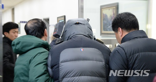 【전주=뉴시스】강인 기자 = 29일 전북 군산시 내초동 한 야산에서 고준희양의 시신이 발견된 뒤 친부 고모(36)씨가 전주덕진경찰서 유치장으로 들어가고 있다. 2017.12.29 kir1231@newsis.com