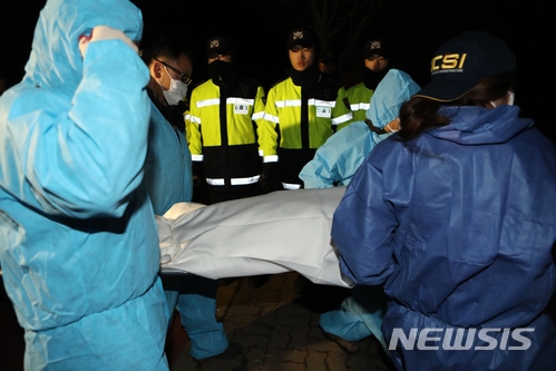 【군산=뉴시스】고석중 기자 = 실종됐던 고준희(5)양의 시신이 29일 새벽 4시50분께 발견돼 전북 군산시의 한 야산에서 발견돼 운구차로 옮긴 경찰 감식반원들이 눈물을 훔치고 있다. 2017.00.00. k9900@newsis.com