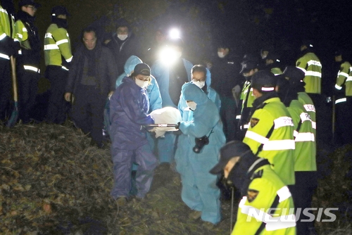 【군산=뉴시스】고석중 기자 = 실종됐던 고준희(5)양의 시신이 29일 새벽 4시50분께 발견돼 전북 군산시의 한 야산에서 발견돼 경찰 감식반원들이 운구차에 옮기고 있다. 2017.00.00. k9900@newsis.com